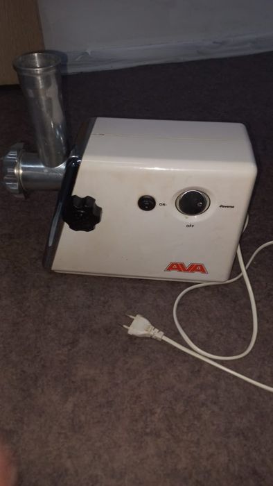 Продам Электромясорубку AVA мотор работает крутиться шнек