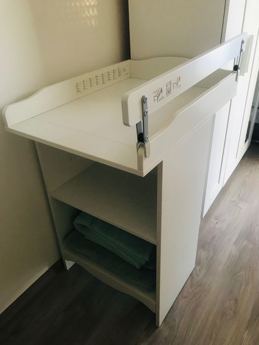 Маса-шкаф за повиване на бебето