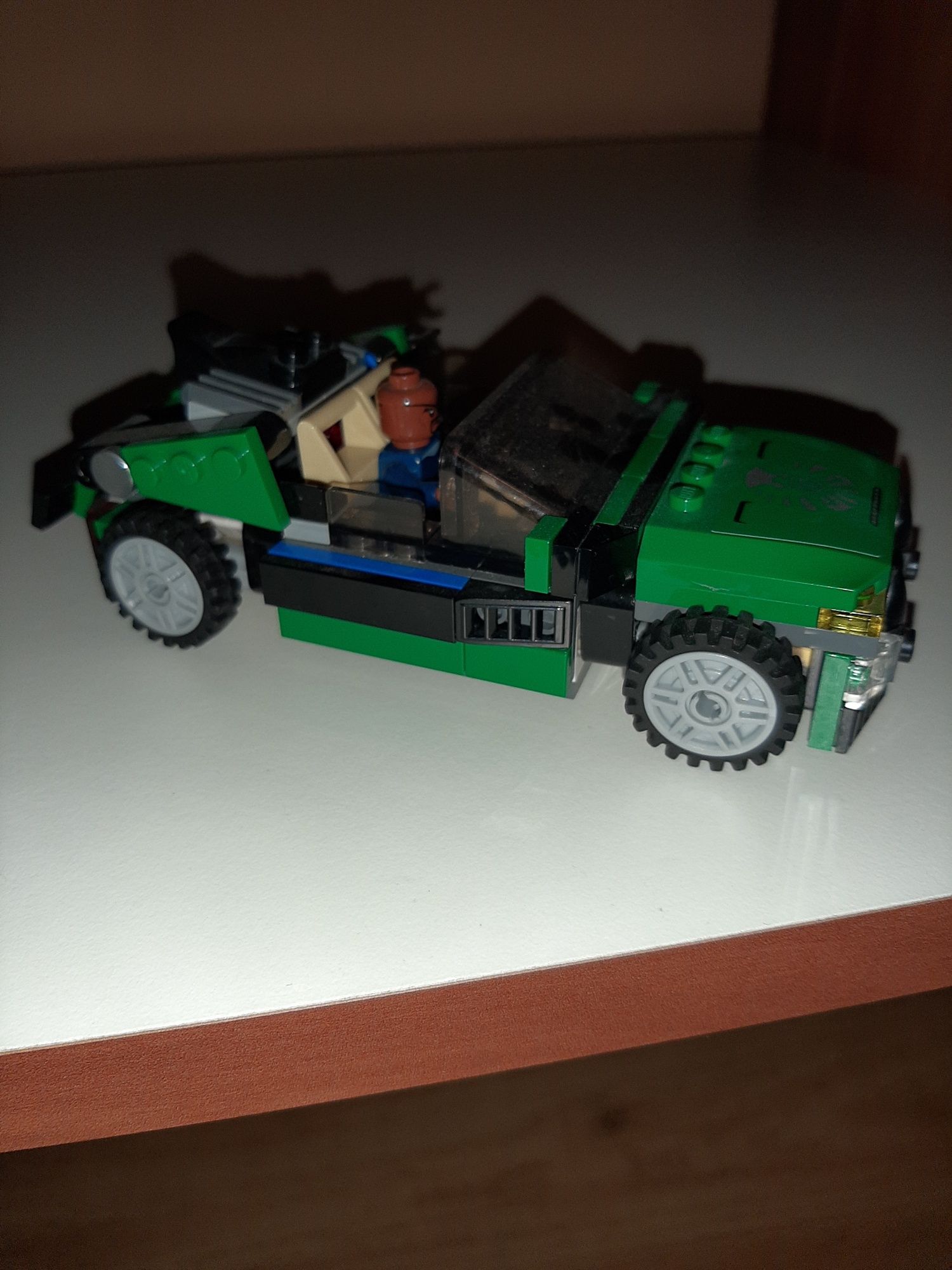 Vand set LEGO cu Masina lui Nick Furry si Motocicleta lui Spiderman.