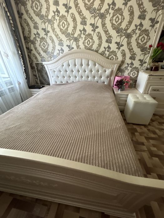 Продам  кровать 2 тумбы в подарок отдам