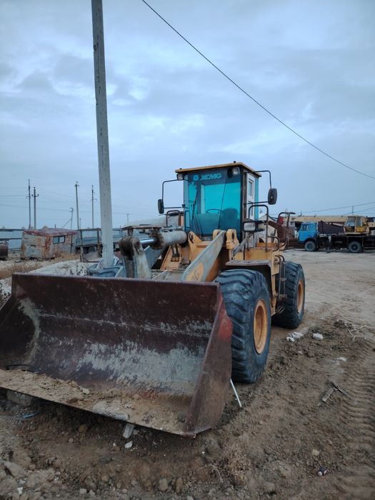 Трактор на ходу.