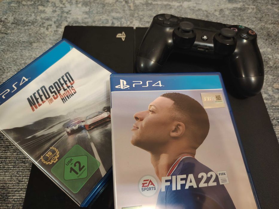Play Station 4 с две игри+1 джойстик