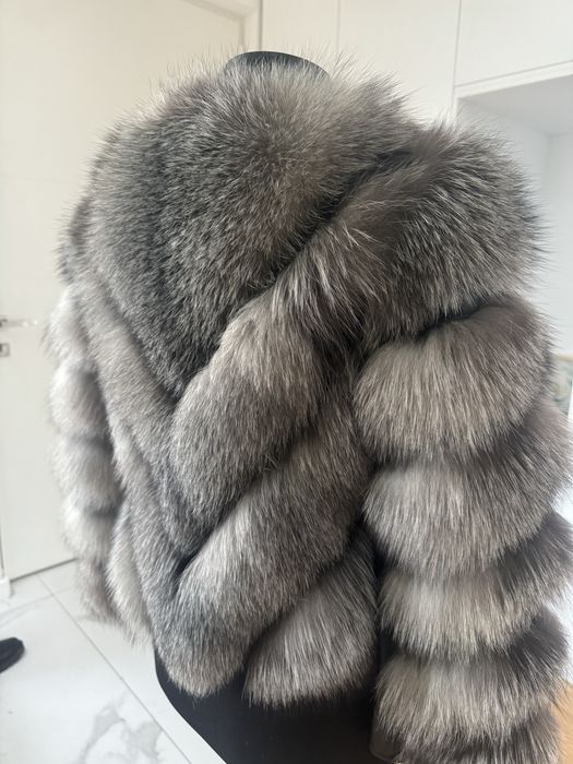 Vand haina din blana de vulpe argintie la 1499 lei