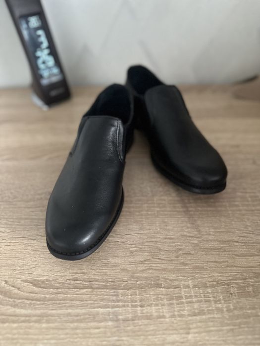 Продам новые школьные туфли для мальчика 34 размера