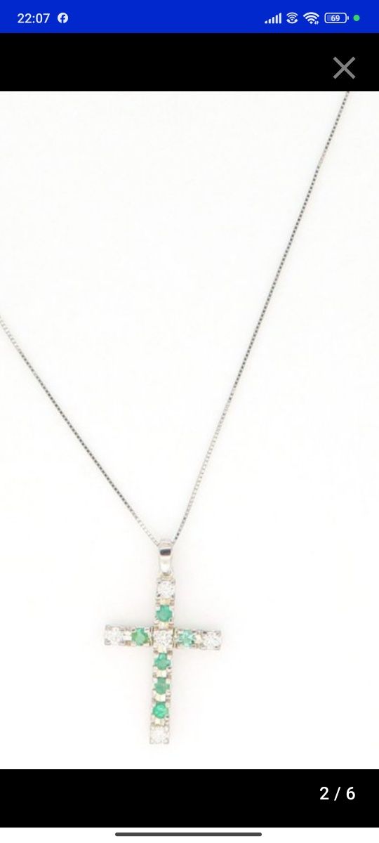 Pandantiv cruce aur alb 18ct cu diamante și smarald