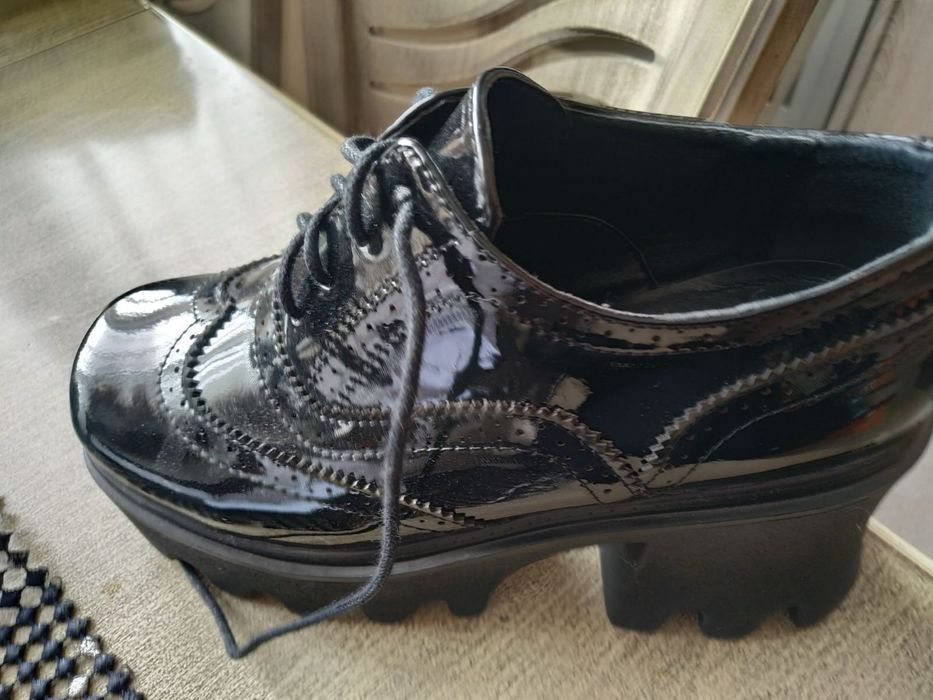 Обувки черен лак