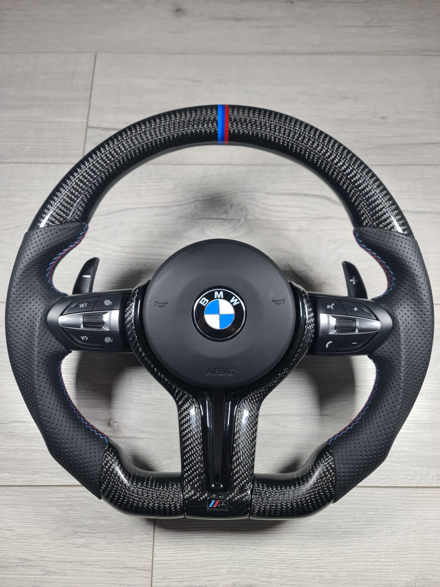 Volan-Carbon-Bmw-M5-M6-F10-F11-F01-F06-F12-F13-F07-F90-F91-F92-F93-Nou