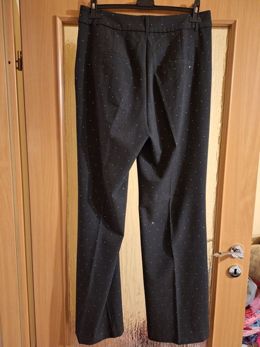 Pantaloni cu pietre aplicate