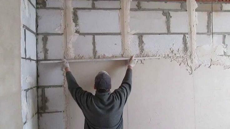 Строительная бригада выполняет штукатурку, стяжку, кладку, обделка