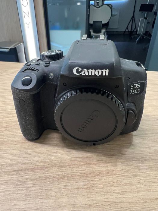 DSLR Canon EOS 750D cu anumulator