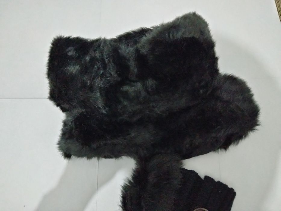 Doua gulere și o mănușă noi