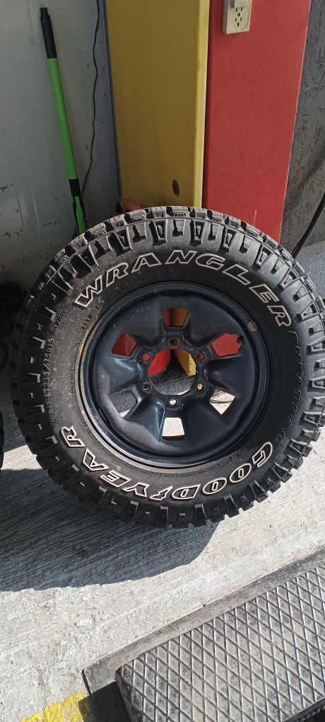 Гуми Goodyear All Terrain 235/75/15 с джанти за Toyota