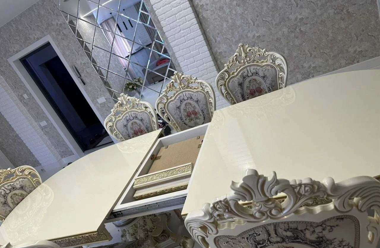 Продам Гостиный стол со стульями.