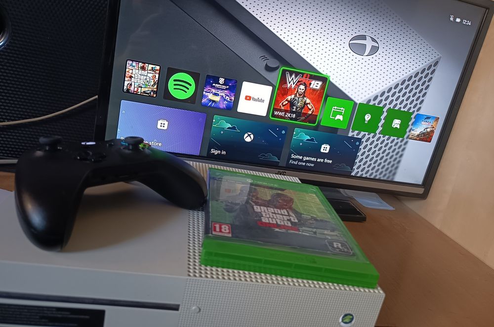 Xbox One S 1TB Alb + Controller original + GTA 5 – Stare FOARTE BUNĂ –