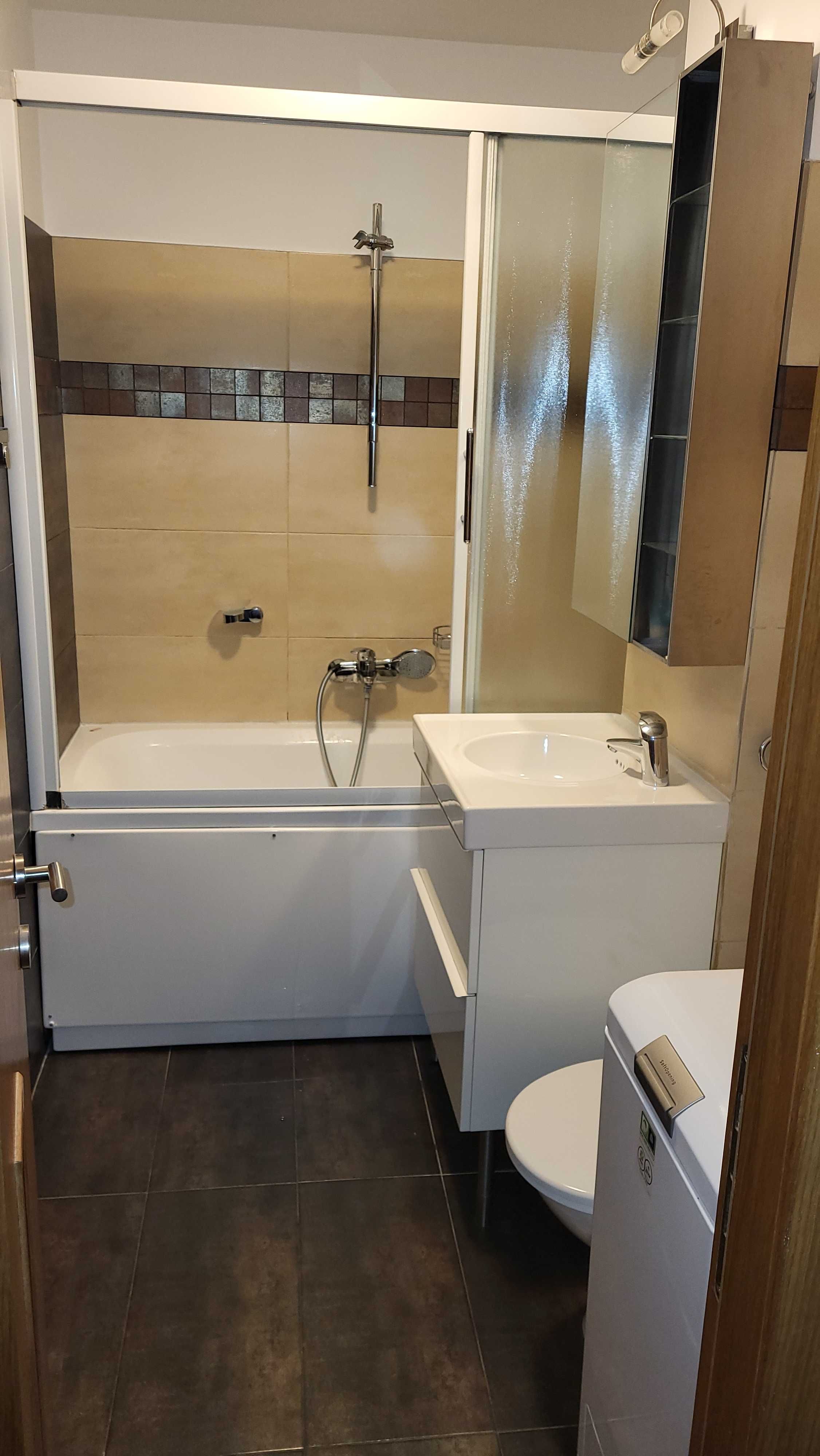 Închiriez apartament cu 2 camere