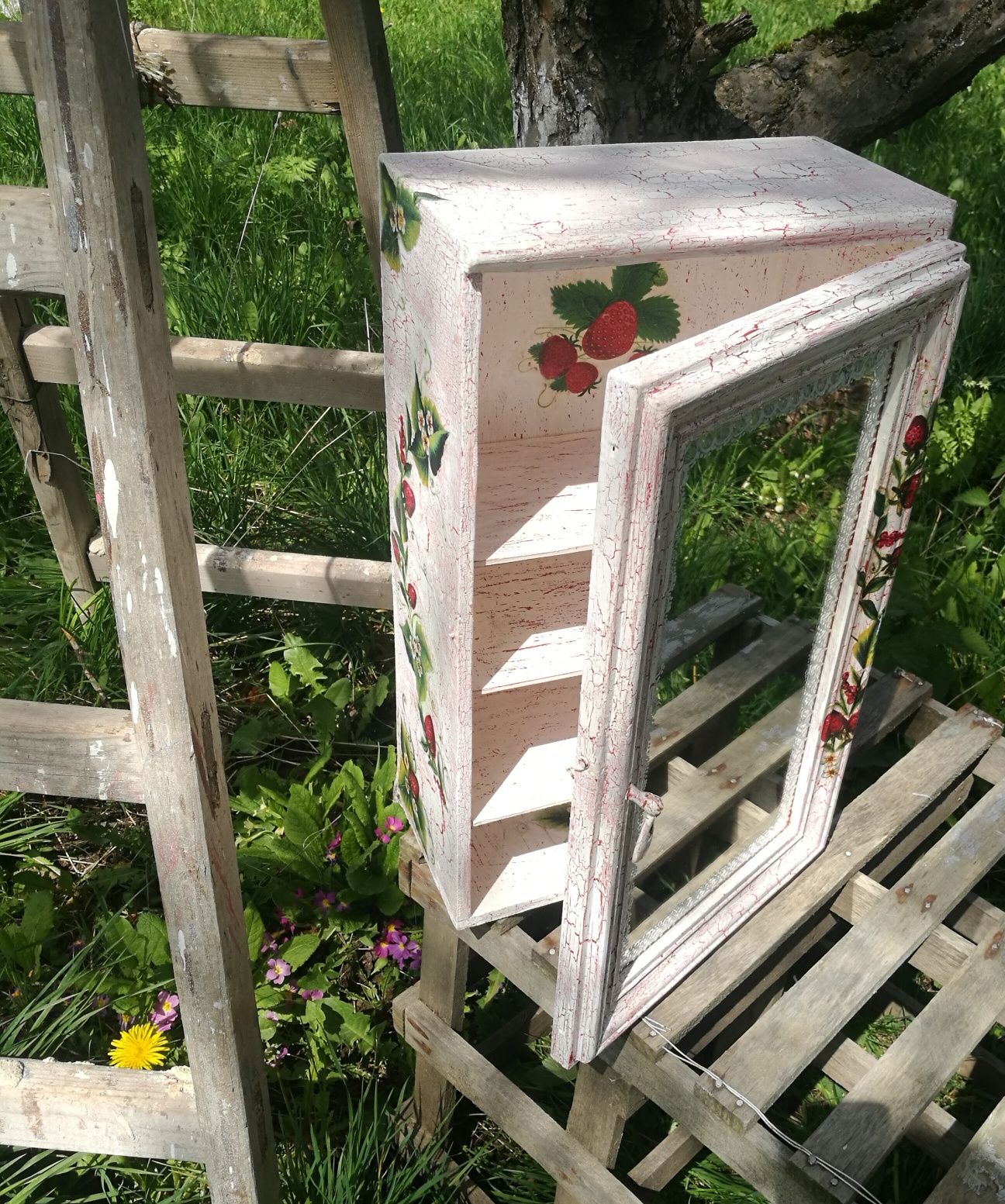 Дървен шкаф, декориран с декупаж - Handmade