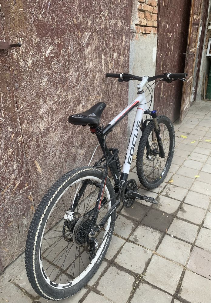 Bicicletă focus full-suspension