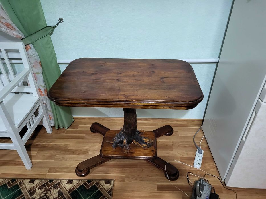 Стол ручной работы из натурального дерева