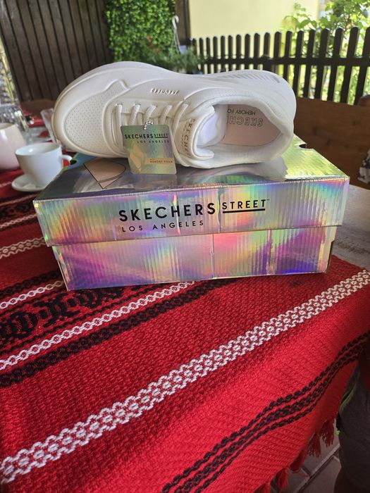 Adidasi Skechers noi