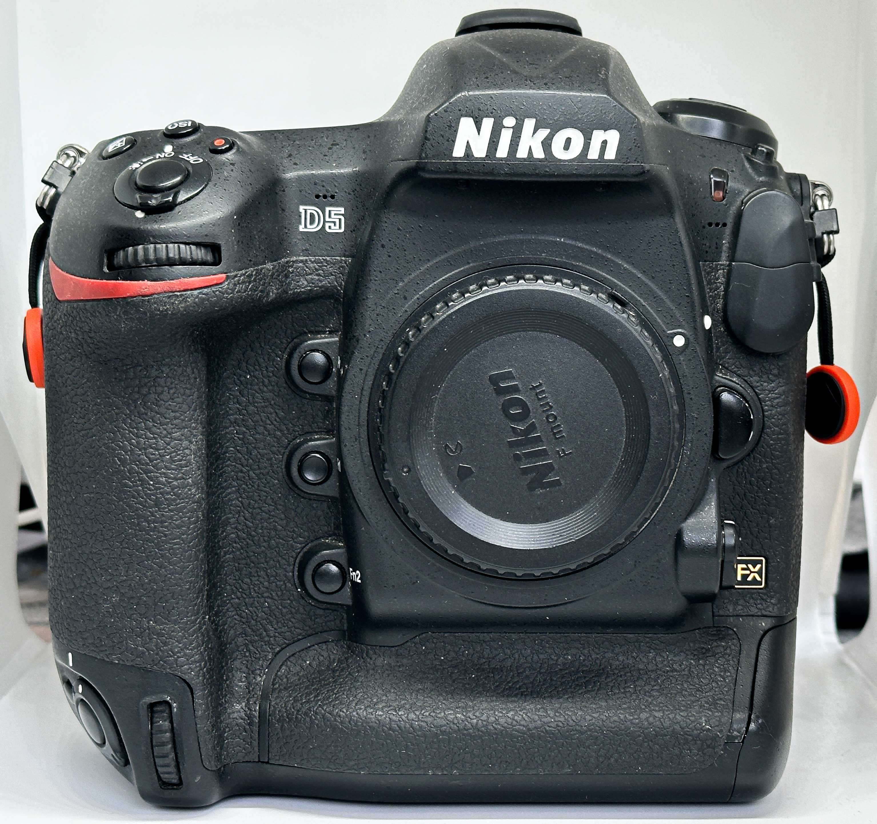 Nikon D5 ~ 9000 cadre  ! + Acc + XQD 128