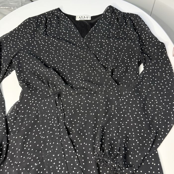 Чёрное короткое платье в белый горох