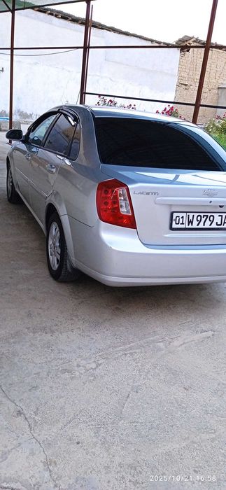 Lacetti 1.8 sotiladi