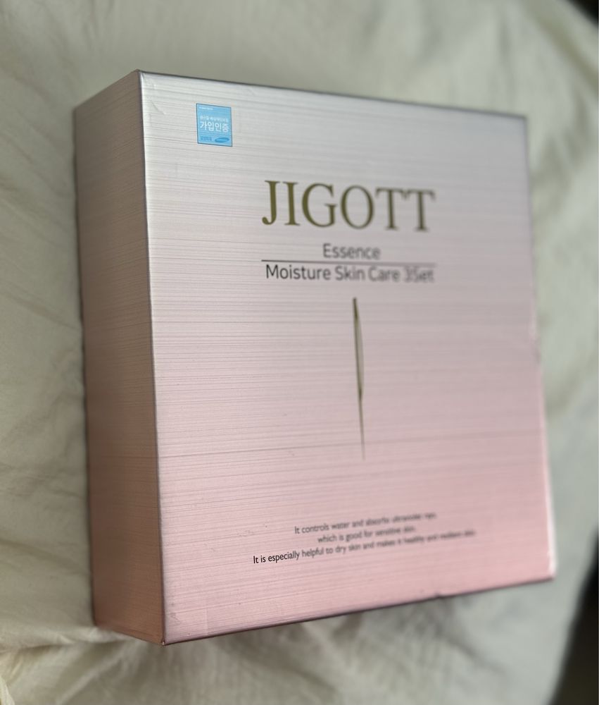 Новый набор уходовой косметики Jigott Essence Moisture Skin Care 3 Set