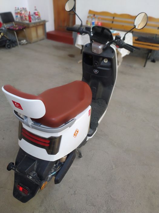Skuter E8 sotuvda
