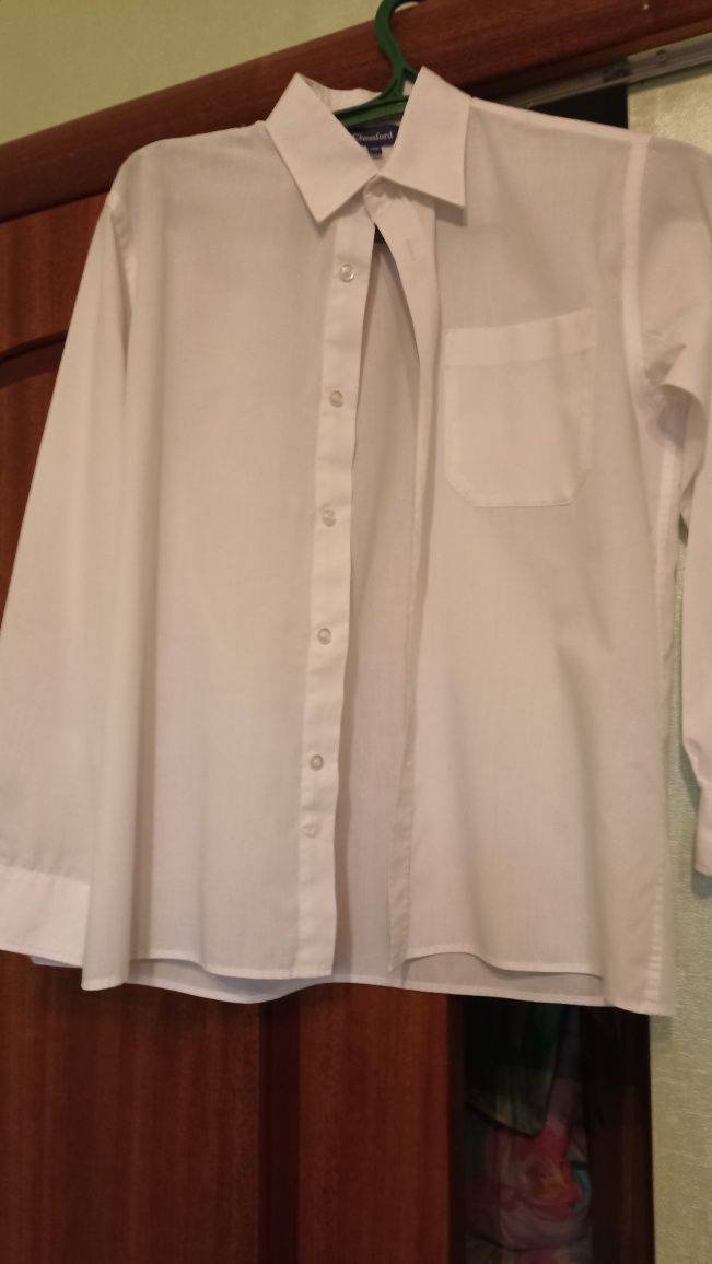 Белая школьная рубашка