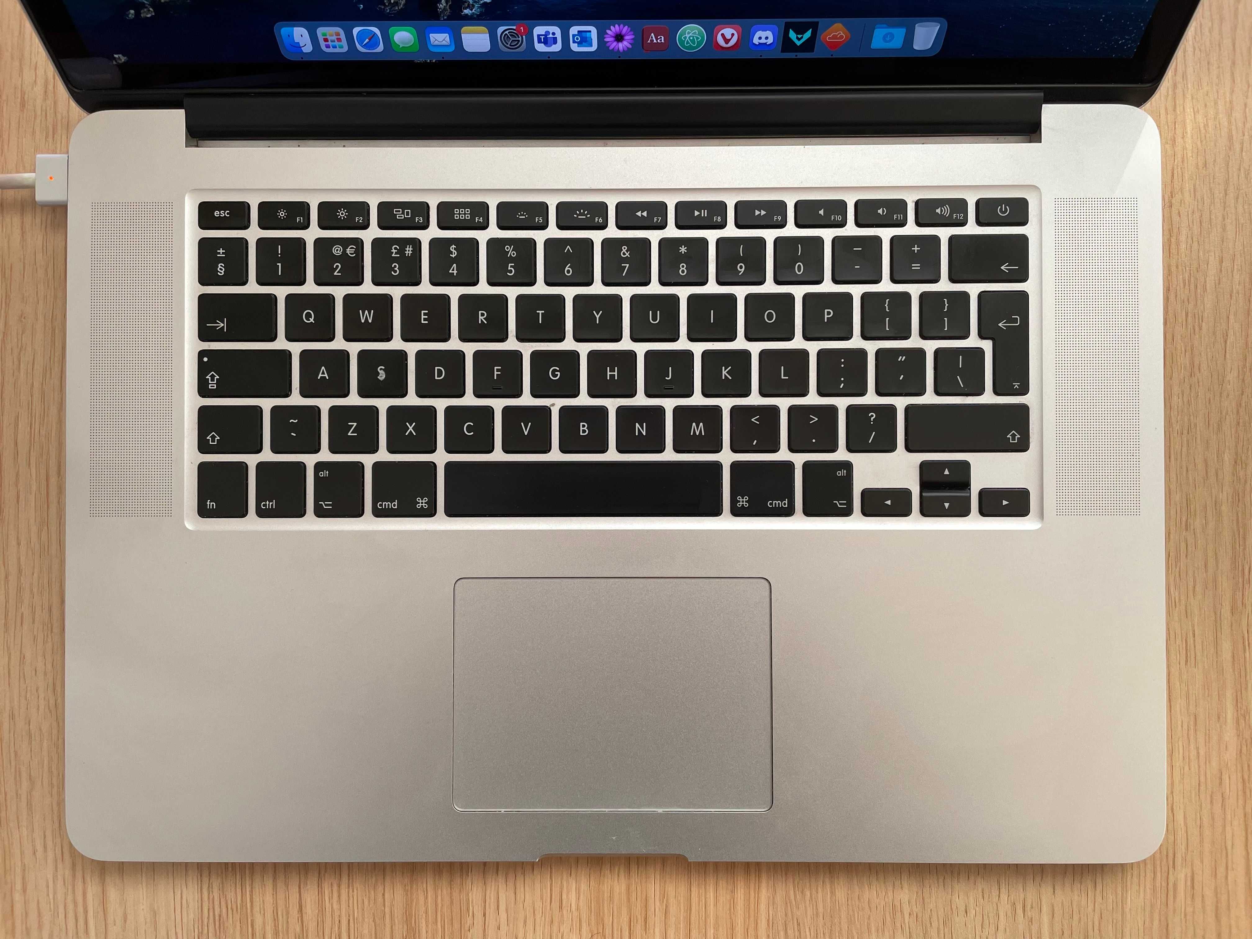 MacBook Pro 15", 2.2GHz Quad-Core, 250GB SSD, i7, 16 RAM, Mid 2015