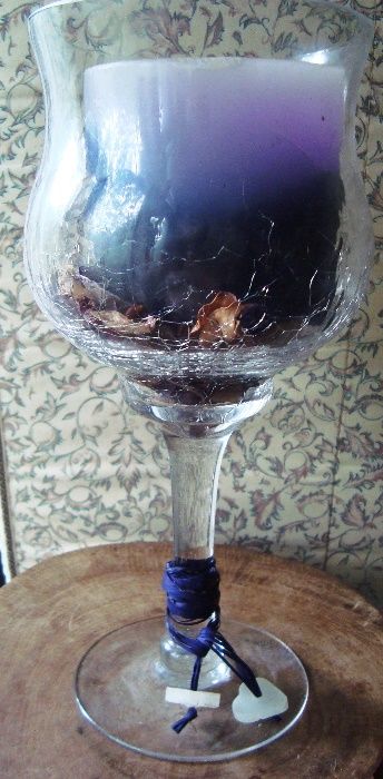 Голяма стъклена чаша декорация като свещник със виолетова свещ