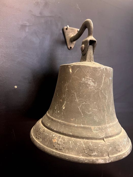 Clopot vechi,de mari dimensiuni realizat din bronz masiv