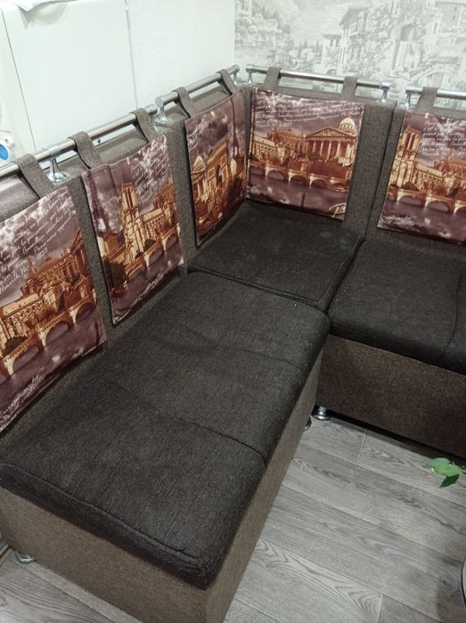 Кухонный уголок и два пуфика