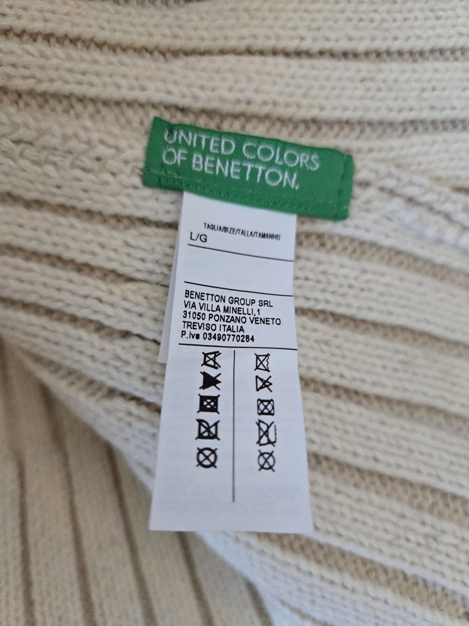 Дамска шапка Benetton, размер L, нова
