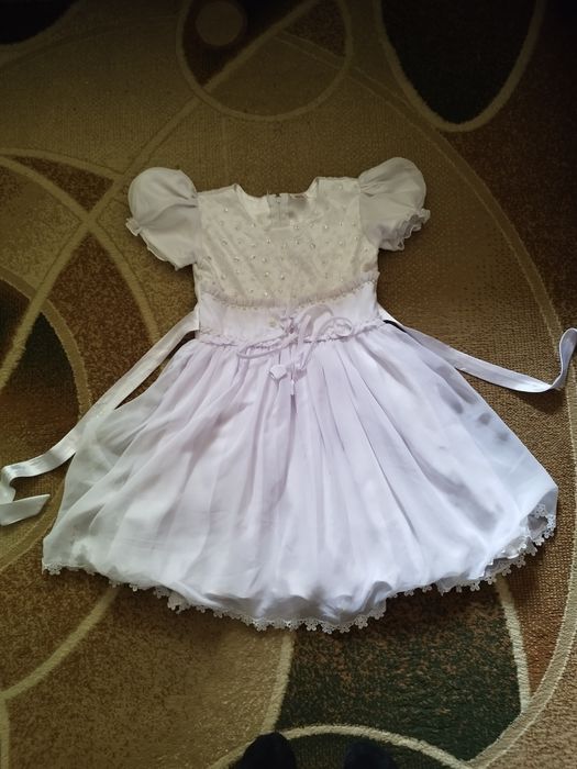 Продам недорого платье 3-4 г