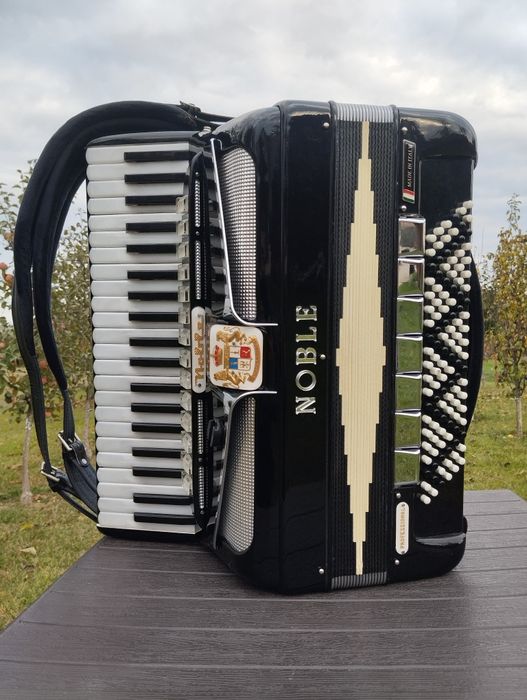 Vând Acordeon italian Noble, 120 basi