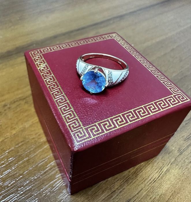 Золотое кольцо с топазом эмалью