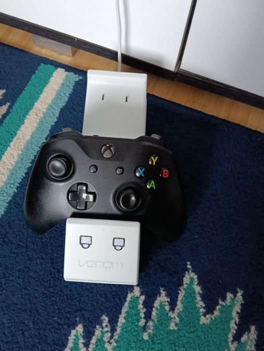 Xbox one x,1 TB memorie ,2 controllere + 8 jocuri