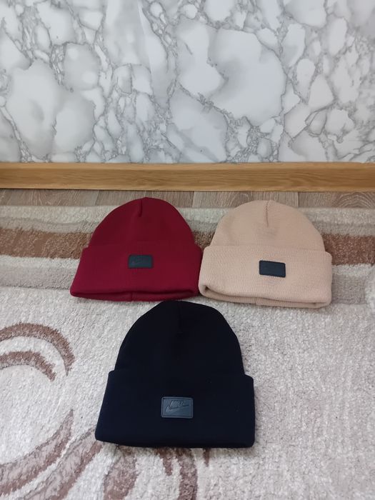 Vând caciuli unisex diferite branduri