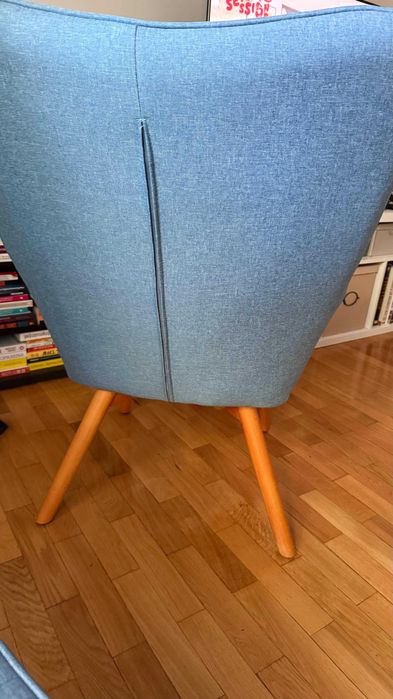 Fotoliu + taburet scandinav din lemn si tapiterie albastra, textil