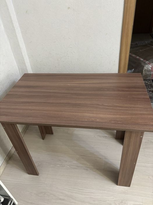 Кухонный стол + 4 табуретки в комлекте