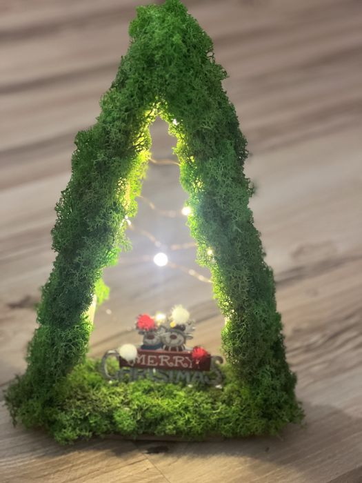 Светеща коледна елха със скандинавски мъх