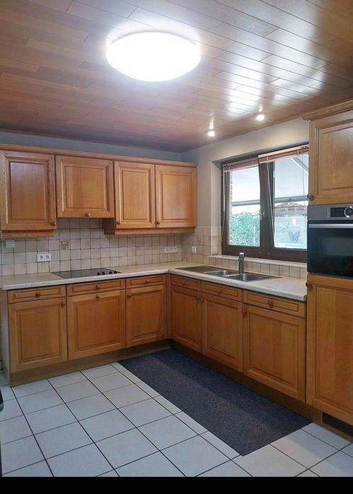 Ъглова дъбова кухня с уреди