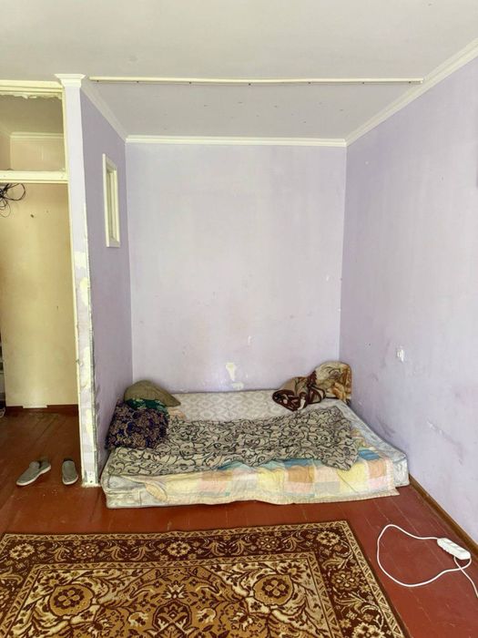 Октяабирь 1х 3этаж срочно Прадаётся вдоль дороги базар