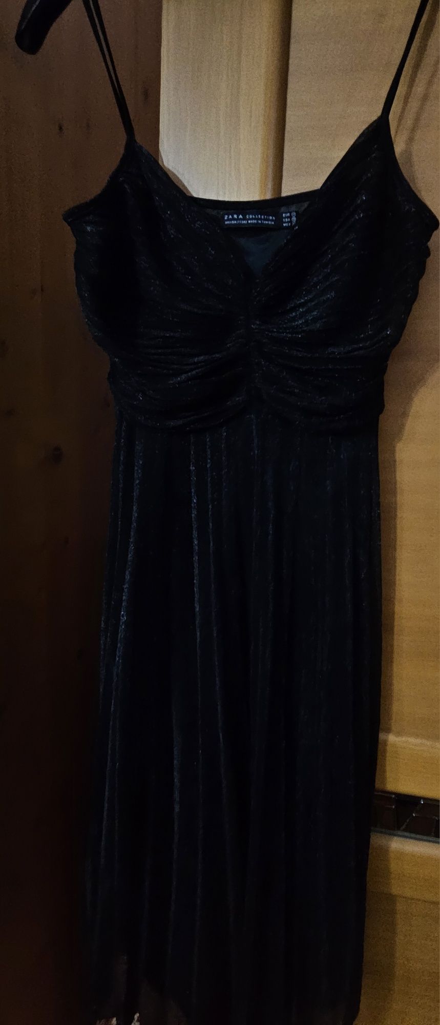 Платье черное Zara  размер М, переливается одевали только один раз