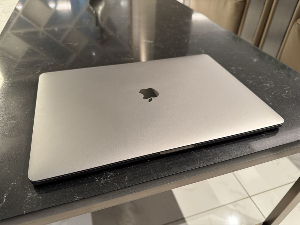 Macbook Pro 15' 2018 256SSD Intel Core i7 16GB RAM