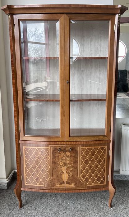 Vitrina din lemn masiv