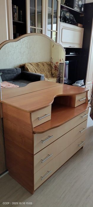 Продам комод с зеркалом