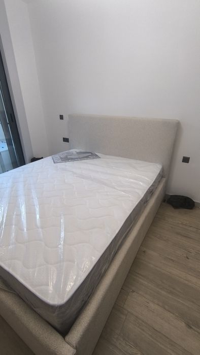 Мастер по мягкой мебели со своей бригадой