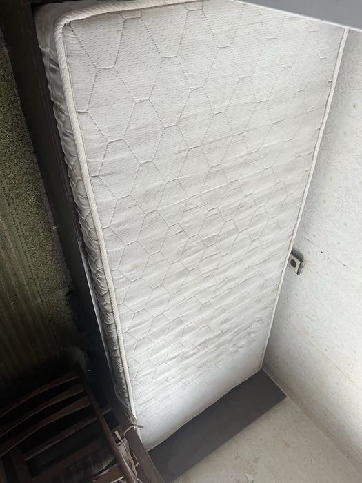 Единично легло с матрак